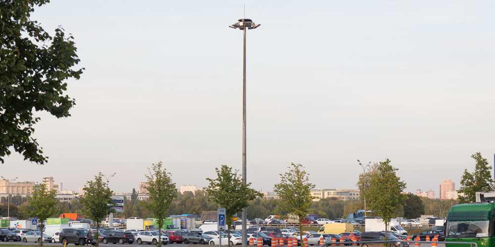 Освещение автомобильных парковок и стоянок для легковых и грузовых автомобилей с помощью мачт с мобильной короной