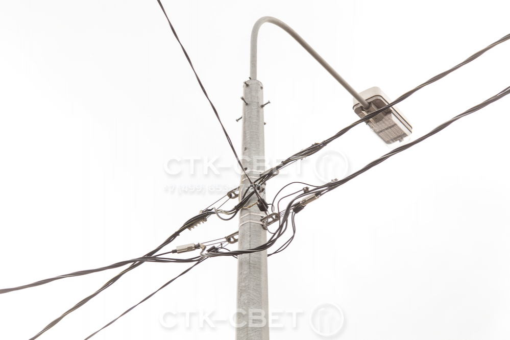 Для крепления электрических силовых линий к стволу используется отдельно приобретаемая арматура. Ввод провода для работы светильника производится через отверстие в корпусе. Благодаря этому улучшается внешний вид кронштейна.