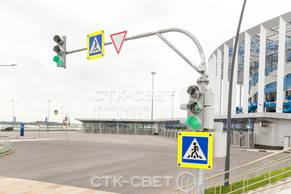 Использование светофорных опор с горизонтальными консолями позволяет размещать дорожные знаки и светофоры над крайними правыми полосами автомобильных дорог. Это увеличивает безопасность движения по ним. 