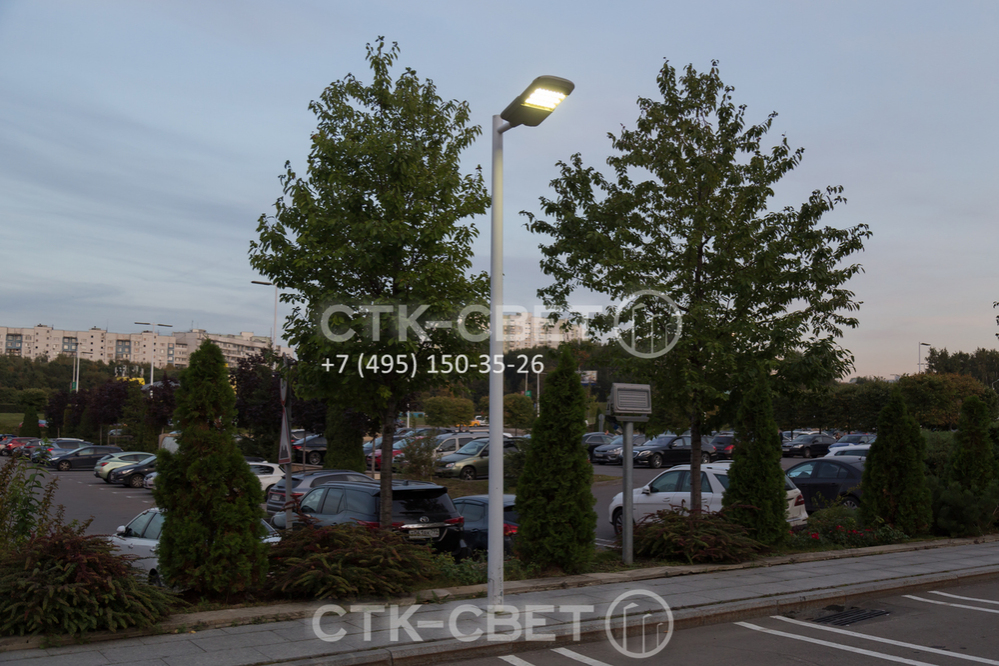 Для местного освещения парковок используются круглоконические опоры небольшой высоты с консольными световыми приборами. Отсутствие воздушных проводов повышает надежность инженерной системы. 
