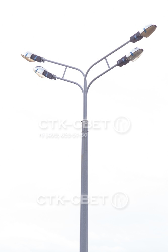 В варианте на фото на силовой опоре установлен кронштейн под 4 консольных светильника с газоразрядными лампами. С помощью такой опоры можно осветить две противоположные полосы автомобильной магистрали или широкий тротуар.