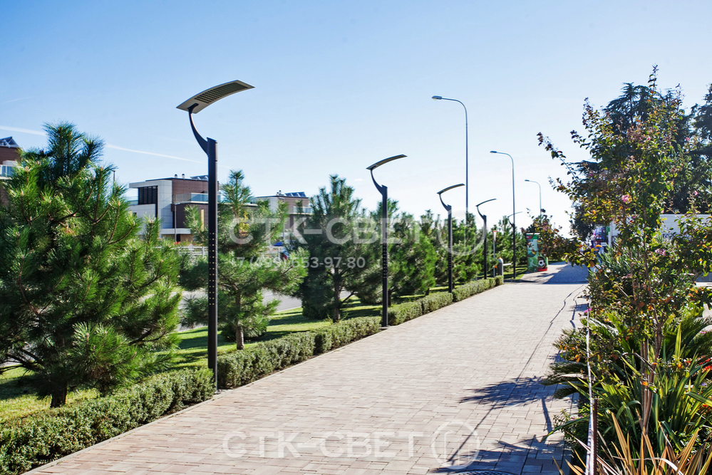 Опоры Этюд чаще всего используются для создания местного освещения в парках. Они могут быть частью общей системы уличного освещения и использоваться в комплексе с традиционными опорами, которые видны на заднем плане. 